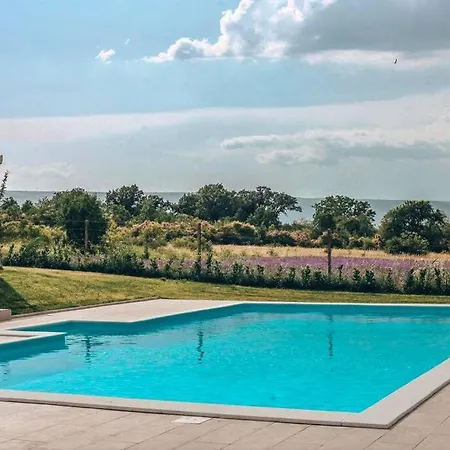 Lavender With Swimming Pool Μόσταρ